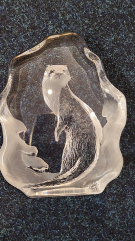 Paperweight - Mats Jonasson reverse etched otter lead crystal paperweight boxed & signed